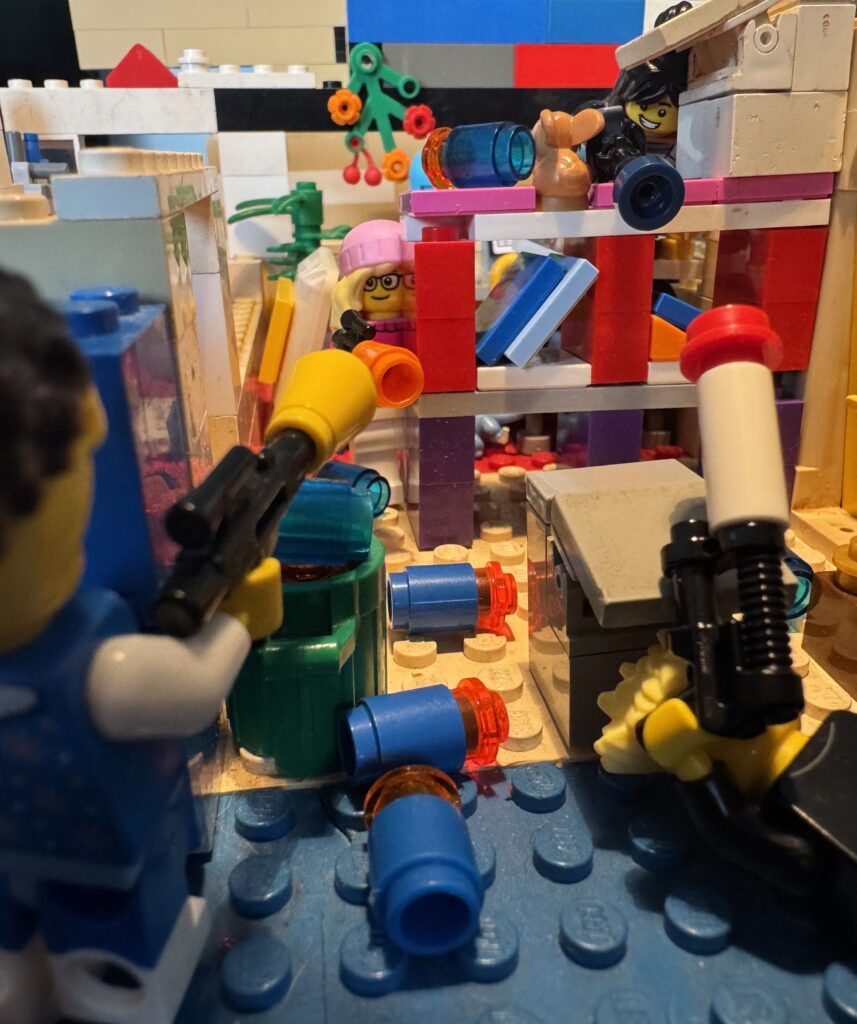 Fay en Jip richten hun NERFguns van achter de kast op Fedde en Wapke.