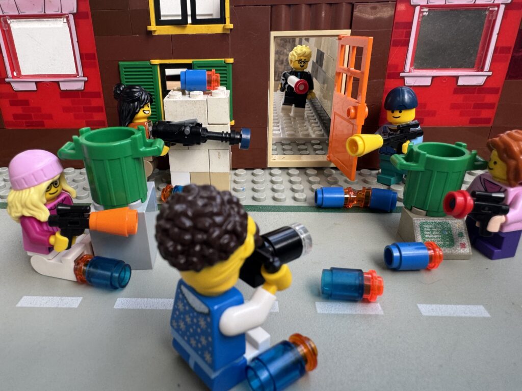 Nerfbattle op straat met neefjes en nichtjes