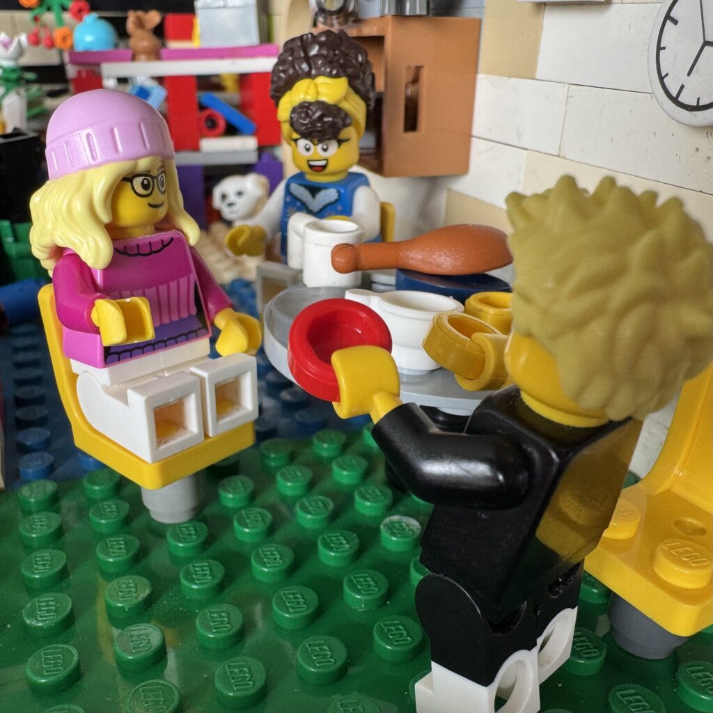 Fedde dekt de tafel en zegt: “Wie het eerst ongesteld wordt mag het period bord!”