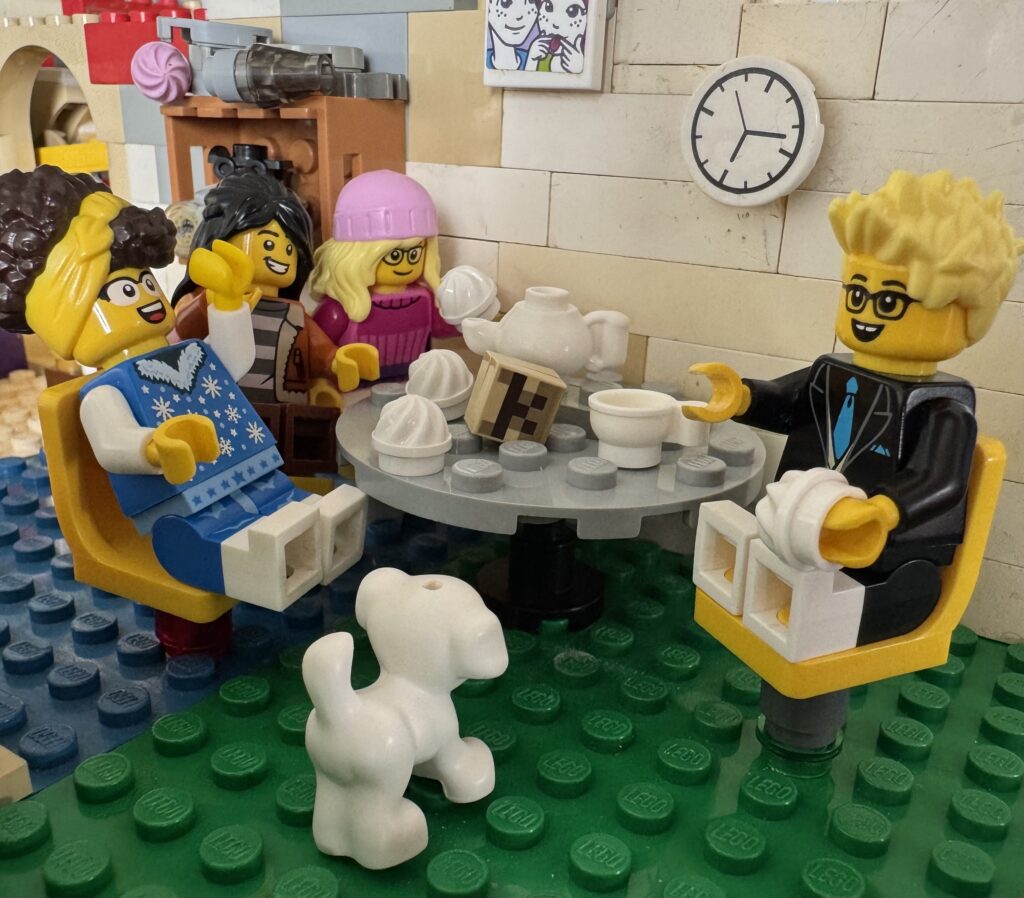 Jip, Fay en Fedde zitten aan tafel. Fedde schuift zijn stoel naar achter en probeert zijn eigen dij te kussen. Iedereen lacht en Jip gooit een dobbelsteen