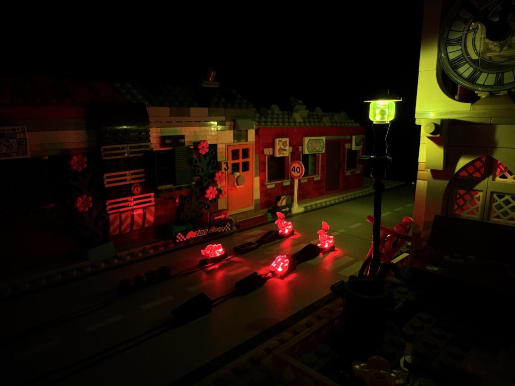 Een felle flits en een brandend bandenspoor door de straat recht langs de kerk...