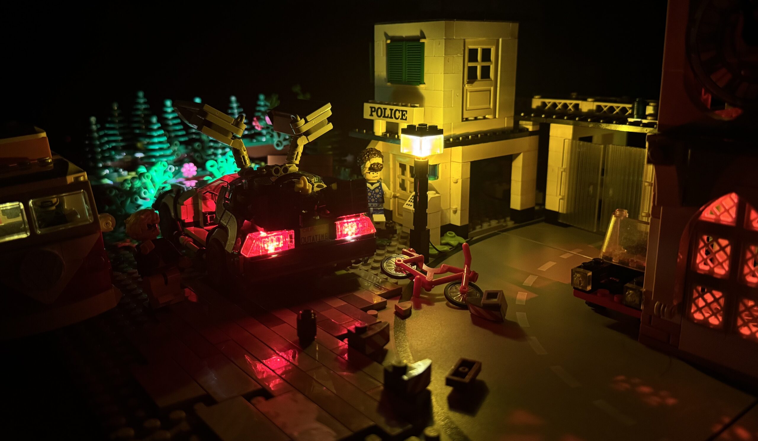 Fedde en Wapke stappen ietwat gedesoriënteerd uit de DeLorean, nadat ze in 1985 ineens rechtdoor langs de kerk in een park terecht kwamen!